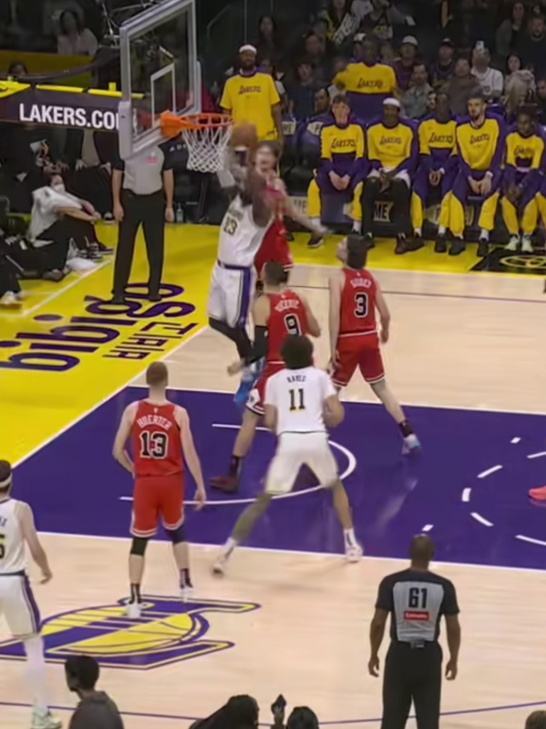 关于战术调整引发热议！，詹姆斯在巴黎圣日耳曼比赛中险胜观众掌声雷动的信息-kaiyun